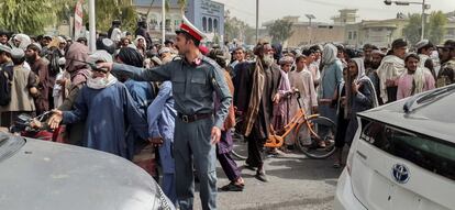 Un agente de policía tras la toma de Kandahar por los talibanes, el domingo.