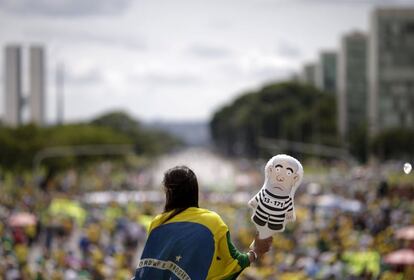 Uma manifestante segura um boneco inflável do ex-presidente Lula em Brasília, neste domingo, em protesto que pede o impeachment da presidenta Dilma Rousseff.