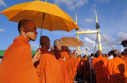 Monjes budistas rezan en el puente donde tuvo lugar ayer la estampida mortal.