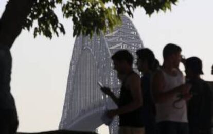 Un grupo de personas camina cerca al Puente de las Américas, por la entrada del Pacífico del Canal de Panamá este 11 de enero de 2014, en Ciudad de Panamá.