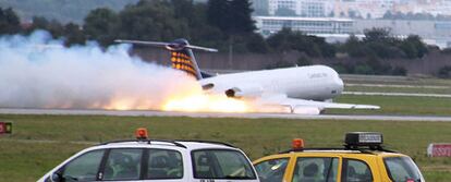 Un avión Fokker 100 hace un aterrizaje forzoso en el aeropuerto de Stuttgart (Alemania) hoy lunes 14 de septiembre