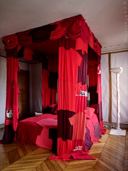 El dormitorio del piso de Harry Nuriev. La cama con dosel está hecha con camisetas recicladas.