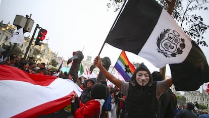 Los ciudadanos han salido con banderas blanquinegras o negras a protestar a las calles.