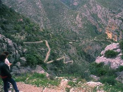 Bajada en zig-zag del Barranco del Infierno, 6.700 peldaños, en el Valle del Laguar, Alicante.