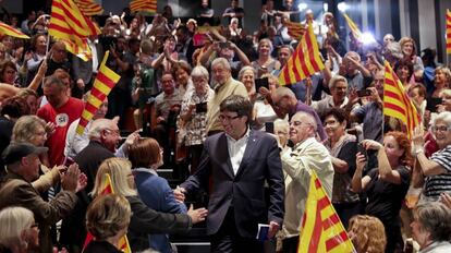 Carles Puigdemont durante un acto de campa&ntilde;a del PDeCAT en el Teatro Principal de Badalona. 