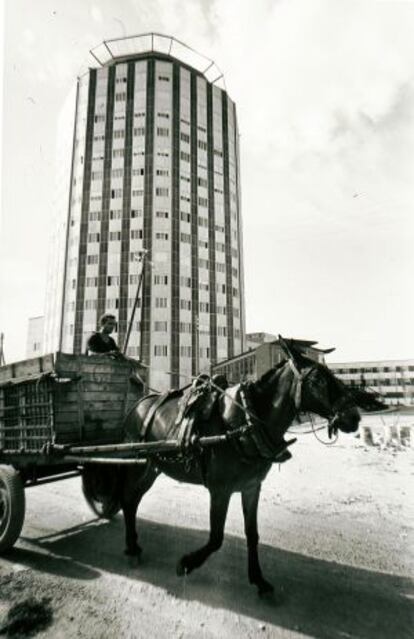 Un carro pasa por delante de La Paz, en 1965.