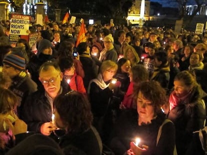Protesta en Dubl&iacute;n en 2012, tras la muerte de una mujer a la que se le impidi&oacute; abortar. 