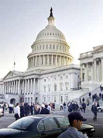 Los congresistas y senadores entran en el Capitolio.