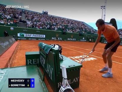 Medvedev destroza la raqueta tras caer ante Berrettini en el Masters de Montecarlo