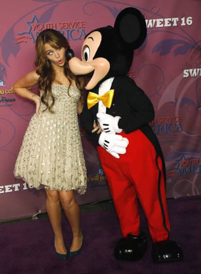 La actriz Miley Cyrus posa con Mickey Mouse en la celebración de su cumpleaños número 16 en Disneylandia, el 5 de octubre de 2008