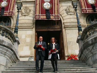 El presidente del PNV, Andoni Ortuzar, y la presidenta de la ejecutiva del partido en Bizkaia, Itxaso Atutxa, abandonan el Ayuntamiento de Bilbao con las flores que depositaron en la escalinata en recuerdo de Azkuna.