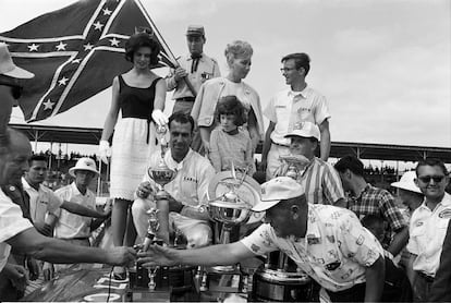 En una carrera de NASCAR, el deporte automovilístico norteamericano, Ned Jarrett, uno de los corredores, posa en 1965 junto a la bandera confederada. NASCAR, una institución vinculada al sur, ha apoyado este martes la retirada de la bandera confederada frente al Congreso de Carolina del Sur