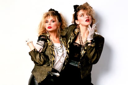 Madonna y Rosana Arquette pusieron cara al maquillaje juvenil de los 80 en Buscando a Susan desesperadamente (1985). De hecho, en las fiestas ochenteras no faltan las chicas con los labios ultrarrojos, el colorete marcado en los pómulos y los ojos bien marcados en negro.