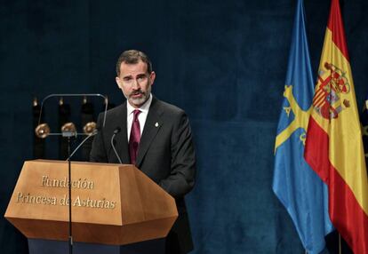 El Rey Felipe pronuncia su discurso.