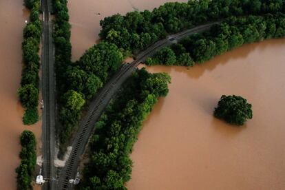 Vies de tren envoltades per l'aigua a Sandy Point (Texas), el 30 d'agost.