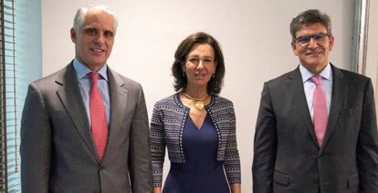 Andrea Orcel, a la izquierda, Ana Botín y el consejero delegado del Santander, José Antonio Álvarez, posan cuando anunciaron el fichaje del italiano.