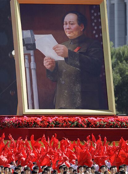 Ms de 20 a?os despus de su muerte, Mao Zedong sigue ocupando un papel preeminente en la propaganda del rgimen comunista, como muestra la gran cantidad de fotos del lder chino usadas en el desfile de aniversario