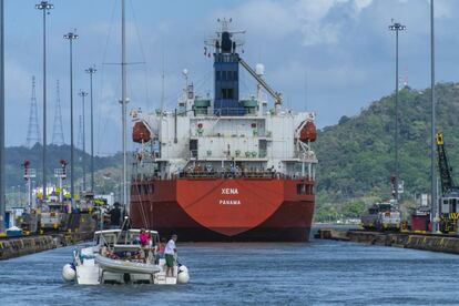 Un barco dentro de las esclusas de Miraflores (Panamá).