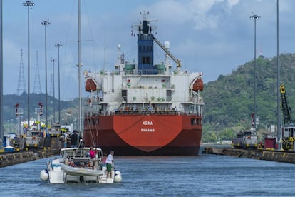 Un barco dentro de las esclusas de Miraflores (Panamá).