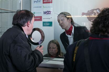 Treballadors de l'oficina d'informació de Germanwings atenen un client, avui, a l'aeroport de Barcelona, al Prat del Llobregat.