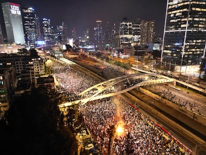 Miles de personas se manifestaban contra la reforma judicial, el pasado marzo en Tel Aviv.