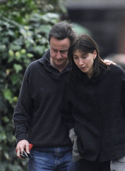 David Cameron y su esposa, Samantha, en Londres.