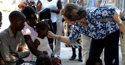 La reina Sof&iacute;a ayer en el municipio de Manhi&ccedil;a (Mozambique).