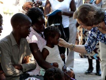 La reina Sof&iacute;a ayer en el municipio de Manhi&ccedil;a (Mozambique).