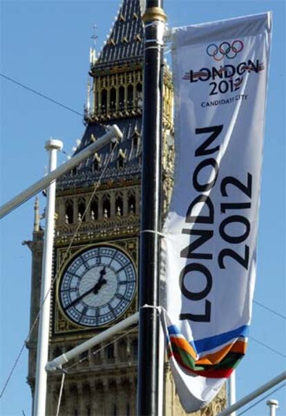 Una banderola de la candidatura británica ante el Big Ben.