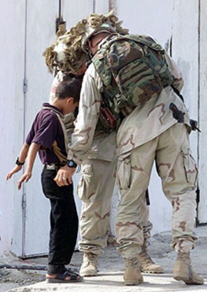 Soldados estadounidenses registran a un niño en Tikrit.