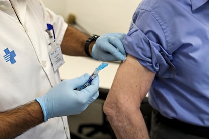 Un momento de la campaña de vacunación contra la gripe en Barcelona, en una imagen de archivo.