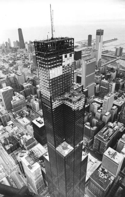 Sears llegó a vender incluso casas y conforme iba expandiendo su negocio lo hizo también sus servicios, como la aseguradora Allstate, la agencia inmobiliaria Coldwell Banker y las tarjetas Discover. En la imagen, la Torre Sears en 1973, actualmente llamada la Torre Willis, en el momento de su inauguración, fue el edificio más alto del mundo, sobrepasando el World Trade Center en Nueva York.