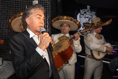 El Puma canta junto a los mariachis en su 76 cumpleaños, en Miami, el pasado 14 de enero.
