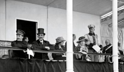 Alfonso XIII y el marqués de Villamejor en la tribuna regia, mayo de 1918.