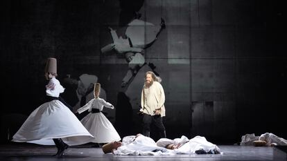 Iván Jovanski (Mika Kares) en la escena de las esclavas persas del cuarto acto de ‘Jovanschina’, convertidas en derviches giróvagos.