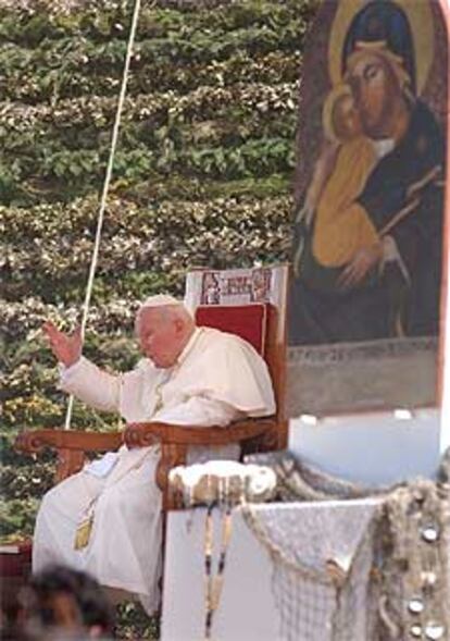 Juan Pablo II saluda a los fieles antes de la misa celebrada en Zadar.