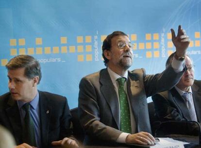 Alberto Fernández, Mariano Rajoy y Josep Piqué, durante la reunión del PP de Cataluña.