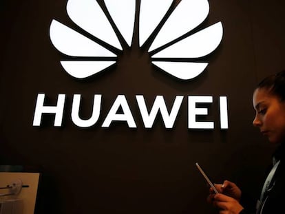 Una empleada en una tienda de Huawei