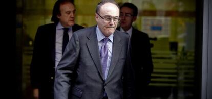 El gobernador del Banco de Espa&ntilde;a. Luis Linde, sale de declarar por el caso Bankia el pasado febrero.
