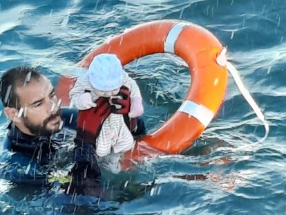 Juanfran, del Grupo Especial de Actividades Subacuáticas (GEAS) de la Guardia Civil de Ceuta, durante el rescate de un bebé, este martes.