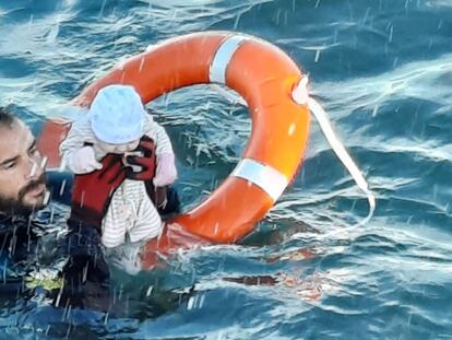 Juanfran, do Grupo Especial de Atividades Subaquáticas (GEAS) da Guarda Civil de Ceuta, durante o resgate de um bebê na terça-feira.