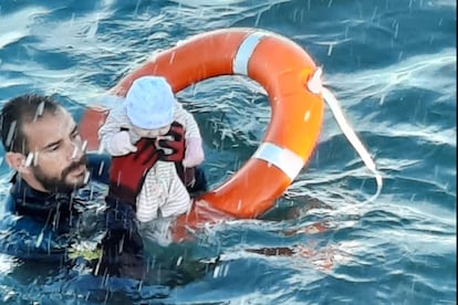 Juanfran, del Grupo Especial de Actividades Subacuáticas (GEAS) de la Guardia Civil de Ceuta, durante el rescate de un bebé, este martes.