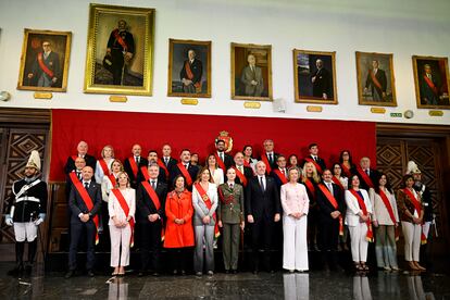 La princesa Leonor posa junto a los miembros del Ayuntamiento de la capital aragonesa, donde fue nombrada hija adoptiva de la ciudad.