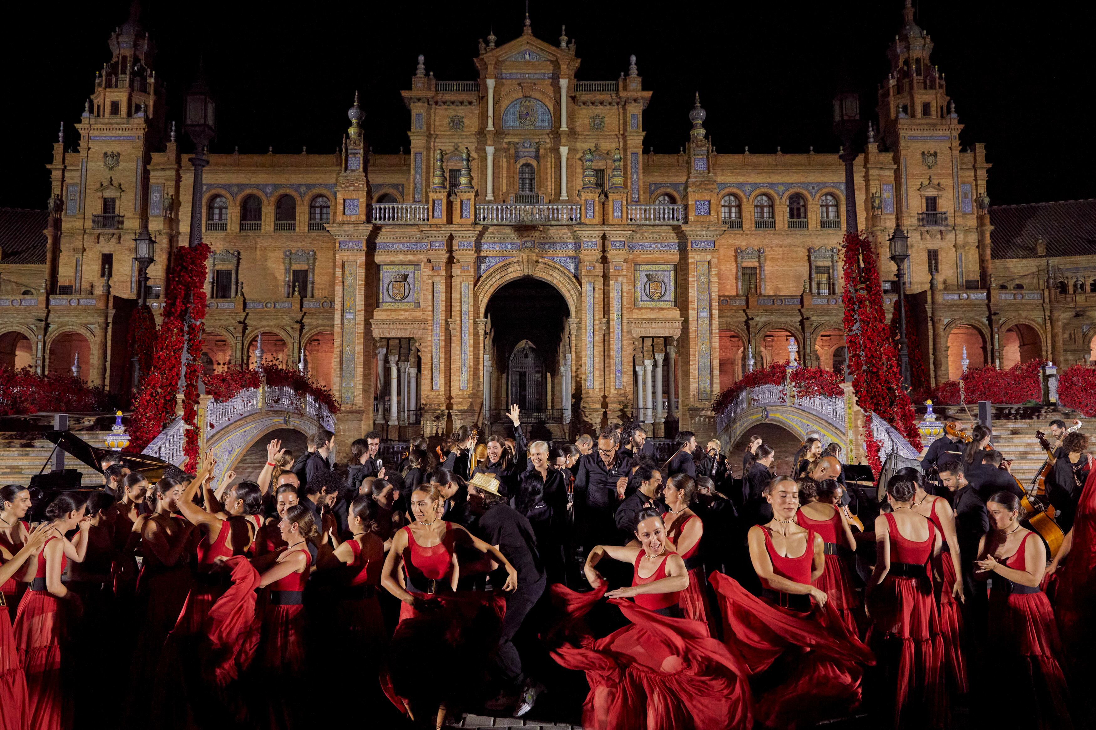 Vestidas de rojo, las bailarinas que formaron parte del espectáculo de Dior en Sevilla. Al fondo, Maria Grazia Chiuri y los músicos, vestidos de negro. La colección se presentó acompañada de una coreografía de Blanca Li y de la música de las composiciones de Alberto Iglesias para Almodóvar.