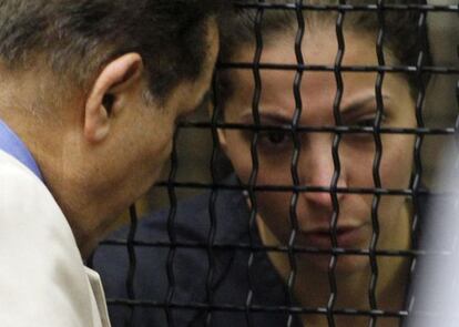 La princesa saudí Meshael Alayban escucha a su traductor durante su juicio el pasado 11 de julio en Santa Ana, California.