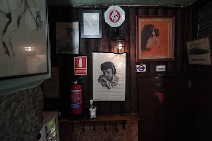 El ala este del bar de Vicente, donde destaca un retrato de Enrique Morente, uno de los dioses venerado en el local