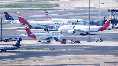 Varios aviones en el aeropuerto Adolfo Suárez de Madrid.