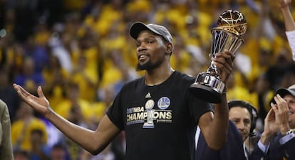Durant, de los Warriors, ayer tras ser nombrado jugador más valioso de la final.