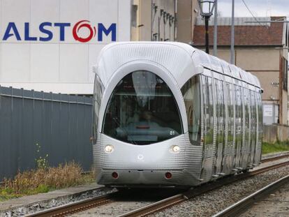 Un tren fabricado por Alstom frente a una planta de producci&oacute;n en Francia 