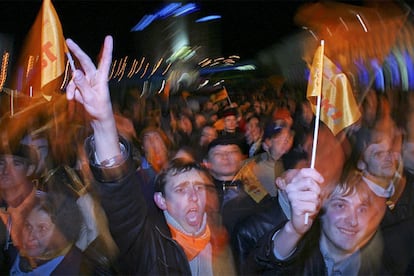 Seguidores del líder opositor se concentran en el centro de Kiev con banderas naranjas -el color de su partido. Miles de ucranios pasaron la noche en vela y en las calles celebrando un triunfo que todos se atribuían como propio.